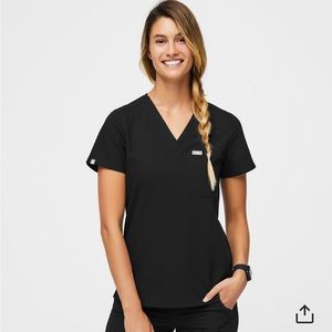 FIGS Catarina One-Pocket Scrub Top Black